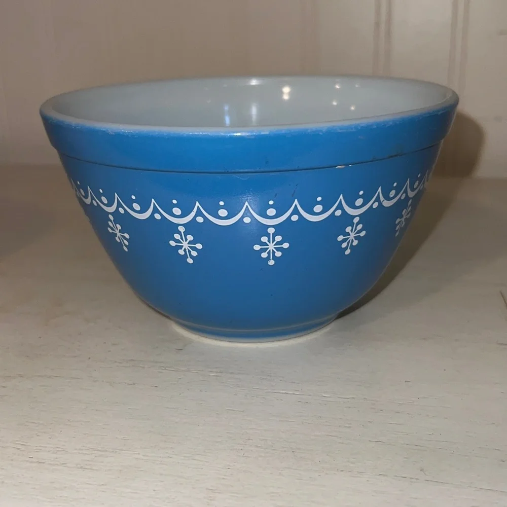Vintage Pyrex Snowflake Blue Garland #401 Mixing bowl 1.5